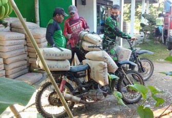 Asyiknya Angkut Bahan Material Menggunakan Motor Rakitan