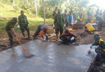 Personil Brigif 16 Mekanis/WF Kerjakan Perabatan Jalan Cor