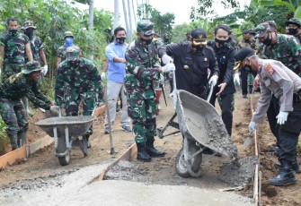 Dansatgas dan Kepolisian Lakukan Gotong Royong dalam Pembukaan Pekerjaan TMMD 108