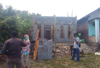 Bidan Desa Ngepoh Terjun Langsung ke Lokasi TMMD untuk Lakukan Pemeriksaan Para Satgas