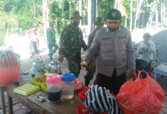 Bripka Winarno Mengambil Singkong Goreng sebagai Pembuka Makan