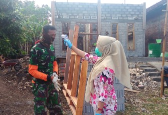Satu Persatu Anggota Satgas Dilakukan Pengecekan Suhu Tubuh oleh Bides Dewi
