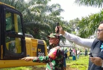 Dandim 0605 Subang Tersenyum Dan Bahagia Melihat TNI Dan Rakyat Bersama
