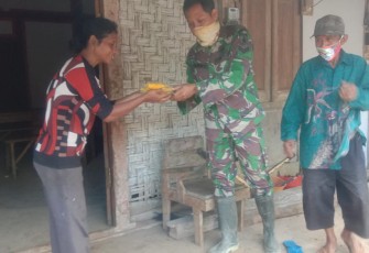 Mbah Sukarni Berikan Camilan Jagung Rebus Kepada Sertu Imam