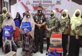 Kejari Aceh Singkil Muhammad Husaini saat menyerahkan santunan kepada warga kurang mampu panti asuhan dan purnawirawan kejaksaan.