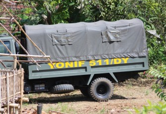 Mobil Pasukan Tempur Berada di Halaman Rumah Warga