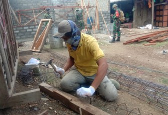 Parlan Ahli Bangunan Ikut Bantu Satgas TMMD