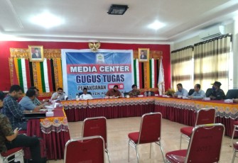 Pihak Pemkab Aceh Singkil bersama BPN setempat saat melakukan rapat pertemuan pembahasan perluasan lahan runway Bandara Syekh Hamzah Fansuri.