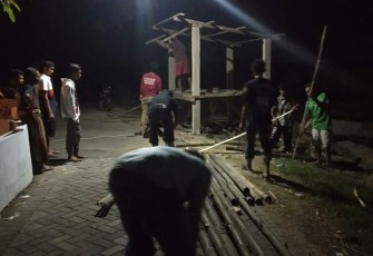 Pos Kamling Dibangun Malam Hari