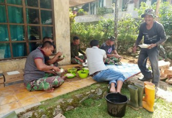 DEMI KEAMANAN,SATGAS TMMD KODIM 0605 BUAT POS KAMLING