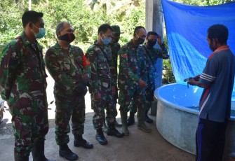 Satgas TMMD 108 Kodim 0807/Tulungagung Dengarkan Penjelasan Penangkaran Penyu