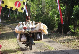 Penjual Sayur Desa Ngepoh Meraup Berkah Saat TMMD 108 Dimulai 
