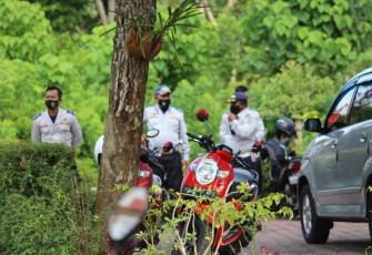 Anggota Dinas Lalu Lintas Angkutan Jalan Ikut Lakukan Penjagaan di TMMD 108