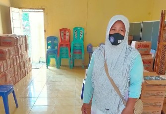 Lurah Girian Weru Dua Kembali Salurkan Bansos Sembako Tahap 4 Kepada 148 Warga Yang Terdampak Covid-19