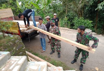 GOTONG ROYONG SATGAS TMMD DENGAN WARGA BANGUN POS KAMLING