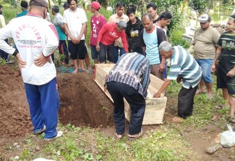 Jenazah Mukidi Dimasukkan ke Liang Lahat