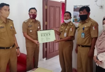 Bapenda Tulang Bawang Serahkan SPPT dan DKHP PBB-P2