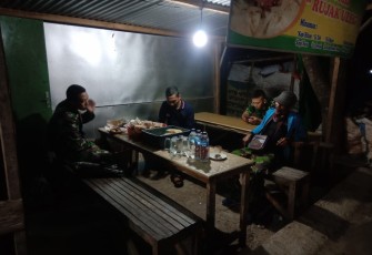 Anggota TNI Lakukan Koordinasi di Warung