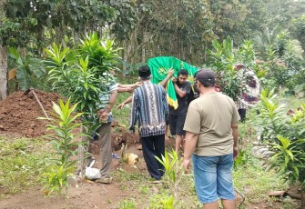 Satgas TMMD dan Warga Lakukan Pemakaman Mukidi