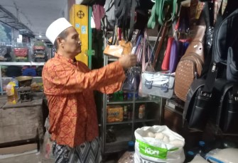 Harapan Baru Seni Budiyanto Pedagang Tas di Desa Ngepoh
