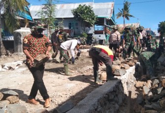 Kepala desa mobilisasi masyarakatnya untuk bantu Bapak-bapak TNI