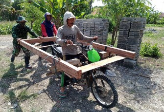 Kebersamaan dan Gotong Royong dalam Mengusung Daun Pintu
