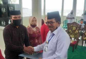 Bupati SBB Moh Yasin Payapo serahkan sertifikat tanah secara simbolis