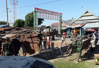 SATGAS TMMD BEDAH RUMAH JANDA"ATI DG NIA TAK LAGI TIDUR BERLANTAI TANAH"