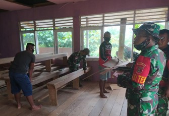 Hari ini Satgas TMMD bersama Warga Lakukan Rehab Gereja Katolik ST. Yustinus Stasi Desa Makmur 