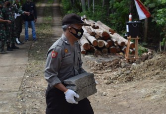Peltu Muhaimin Bantu Angkat Batako