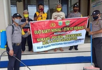 Personil Polsek dan Koramil Bantarujeg Bersihkan masjid besar An Najah