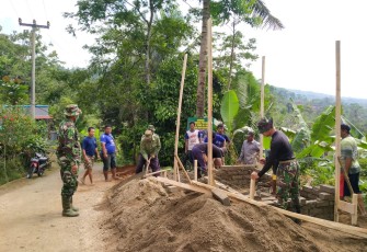 Peduli Keamanan Masyarakat Kampung Karyapak! TMMD Kodim 0605 Subang Bangun Poskamling