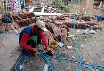 Sumin Asah Sabit Agar Lebih Tajam untuk Mencari Kayu Bakar