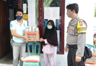 Lurah Manembo-nembo Tenga Gheraldo Lolombulan didampingi bhabinkamtibmas salurkan bansos ke warga