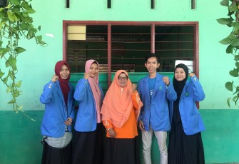 Mahasiswa KKN-DR UIN Suska Riau Bantu MIS Teratak Bersihkan Sekolah