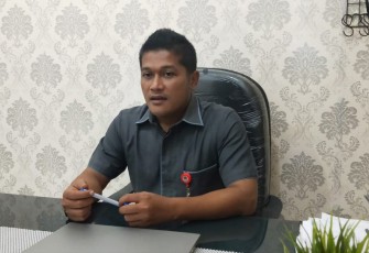 Plt KIP Abdya Mahrizal SE saat dikonfirmasi diruang kerjanya Selasa (14/7/2020).