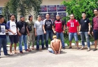 Tersangka (diborgol) saat diamankan