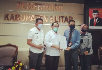 Bupati Rijanto Didampingi Wabup Marhaenis Menerima CSR dari BNI 46 (foto: Faisal NR / Klikwarta.com) 