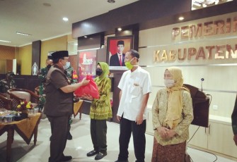 Bupati Rijanto Menyerahkan Bansos Kemensos kepada Veteran dan Janda Veteran (foto: Faisal NR / Klikwarta.com) 