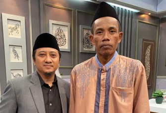 Zainuddin (kanan) saat bersama Ustadz Yusuf Mansur