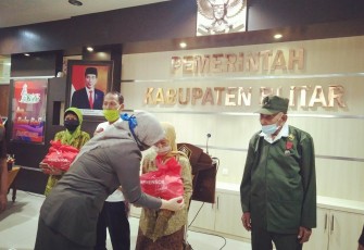 Wakil Ketua DPRD Kabupaten Blitar Susi Narulita Kumala Dewi Saat Ikut Menyerahkan Simbolis Bansos Tahap Dua (foto: Faisal NR / Klikwarta.com) 