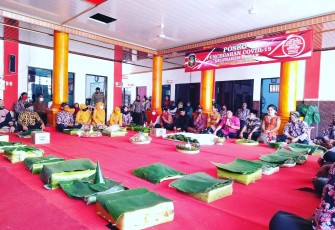 Walikota Santoso Ketika Memimpin Doa Bersih Desa Kelurahan Blitar (Foto: Faisal NR / Klikwarta.com) 