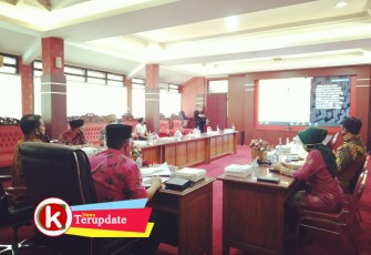 Walikota Santoso Ketika Video Conference Bersama Kepala Sekolah (foto : Faisal NR / Klikwarta.com)