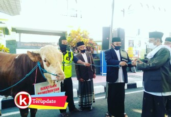 Walikota Santoso (dua dari kanan) menyerahkan seekor Sapi ke Ketua Ta'mir Masjid Agung Kota Blitar (foto: Faisal NR / Klikwarta.com) 