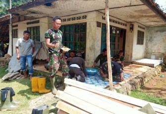 Tmmd Membangun Keakraban Antara Anggota Satgas Dan Warga Melalui Makan Bersama