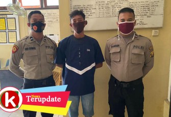 Tersangka (tengah) saat diamankan