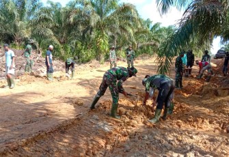 Jalan Efektif Hubungkan Akses Dua Desa, Satgas TMMD Ke 108 Bantu Percepat Produktivitas Perkebunan Warga
