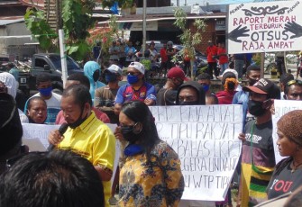 Puluhan Masa Gelar Demonstrasi di Kantor DPRD Raja Ampat