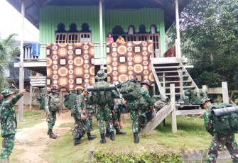 Tidur Bersama Warga Personil Satgas TMMD Sudah Dianggap Sebagai Keluarga