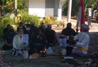 Upacara "Ruwatan Sukerta" mengenang 1 tahun peristiwa tabrak lari yang terjadi di Flyover Manahan Solo Jawa Tengah.